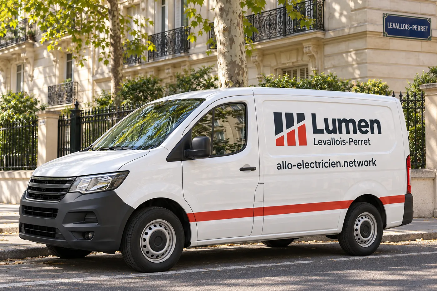 Utilitaire blanc aux couleurs de Lumen Levallois-Perret, avec l'adresse allo-electricien.network, garé dans une rue haussmannienne de Levallois-Perret